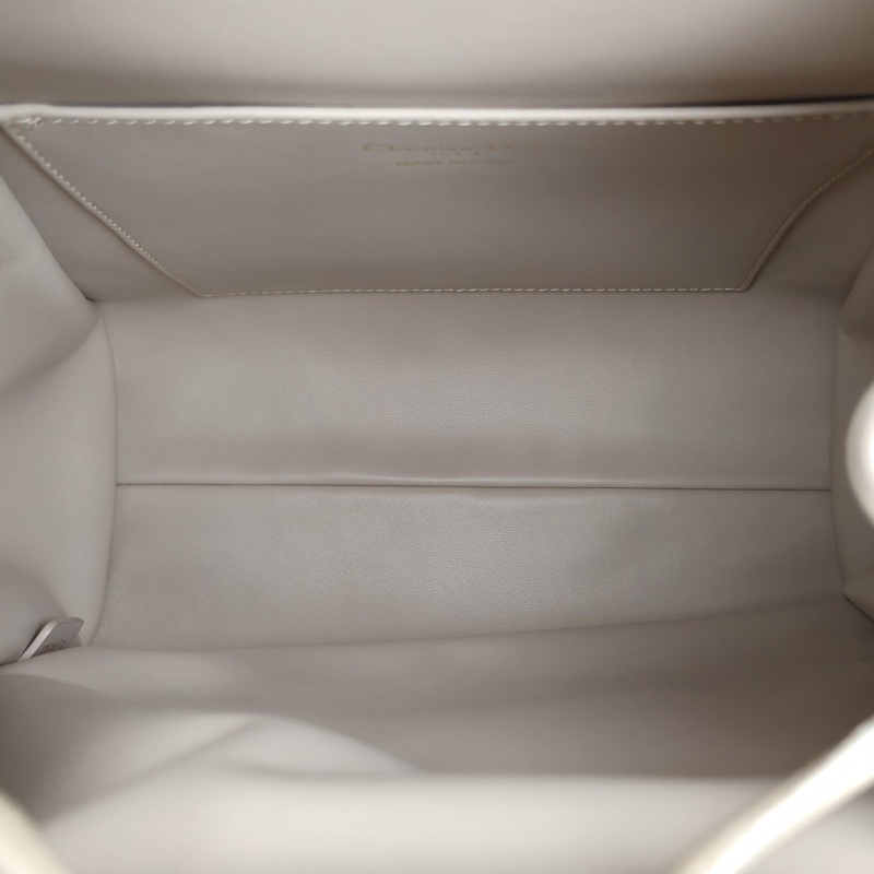 DIOR 裸色羊皮金扣20242025早春系列Caro中號雙肩包-4