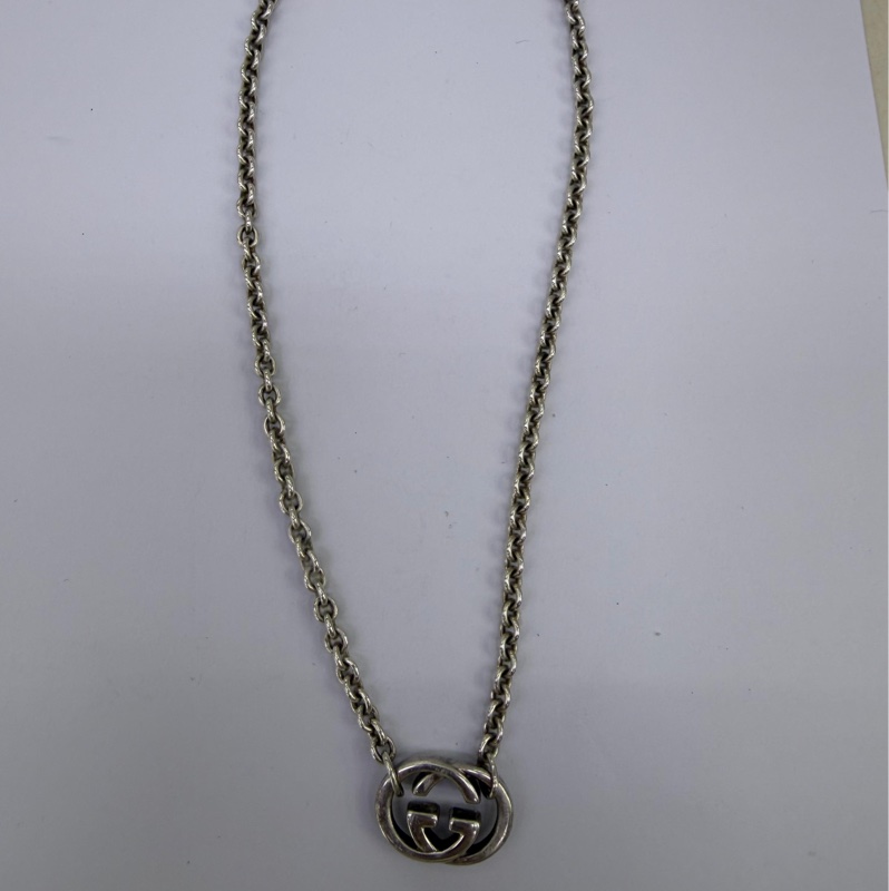 這款產品是Gucci 銀色Interlocking G 項鍊，採用經典的雙G標誌設計。-0