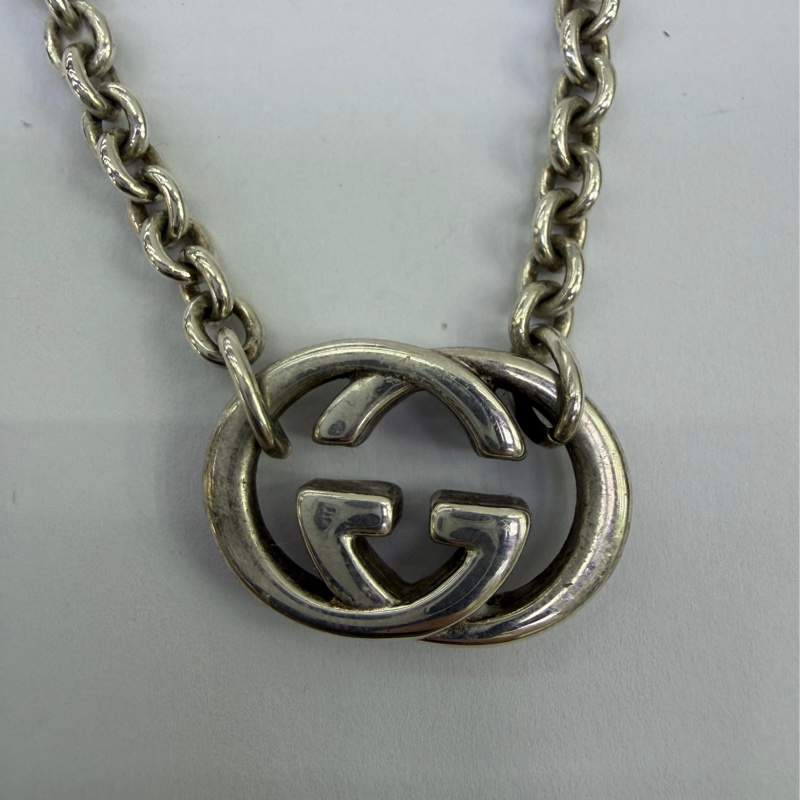 這款產品是Gucci 銀色Interlocking G 項鍊，採用經典的雙G標誌設計。-1