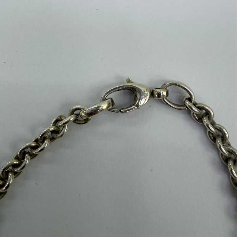 這款產品是Gucci 銀色Interlocking G 項鍊，採用經典的雙G標誌設計。-2