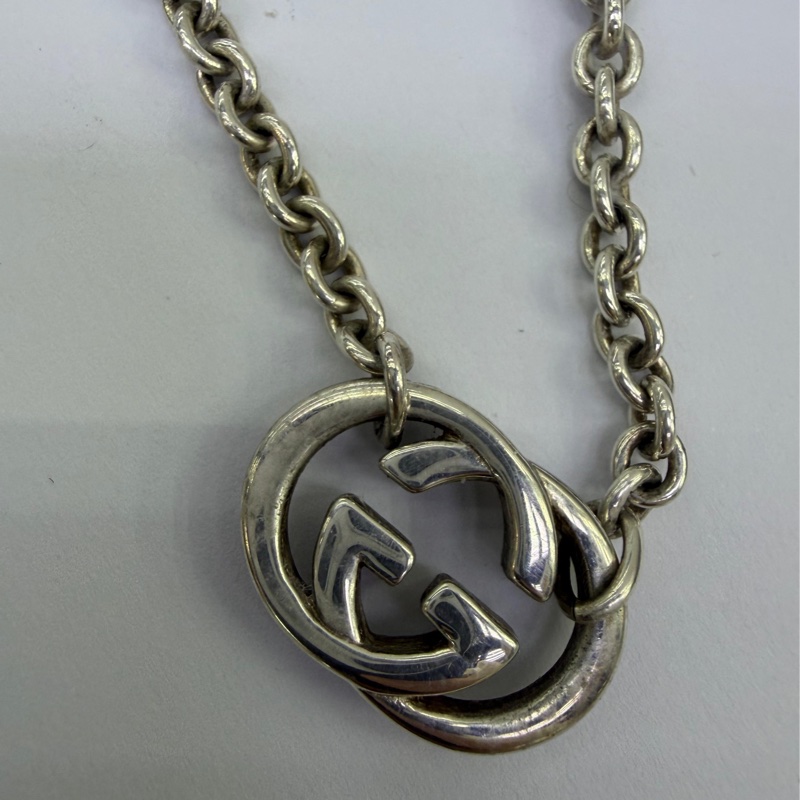 這款產品是Gucci 銀色Interlocking G 項鍊，採用經典的雙G標誌設計。-3