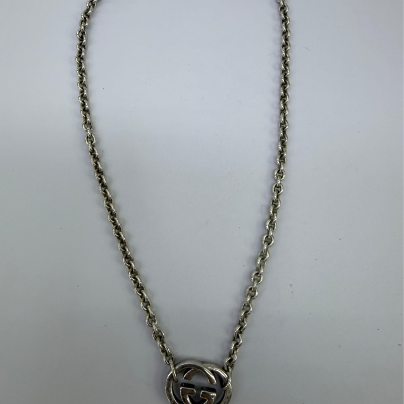 這款產品是Gucci 銀色Interlocking G 項鍊，採用經典的雙G標誌設計。-4