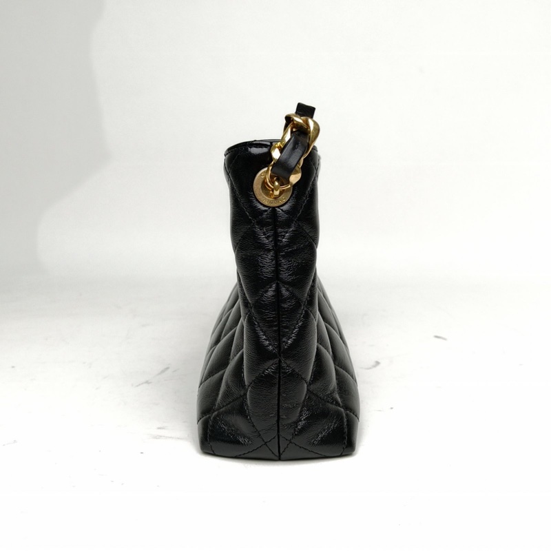 CHANEL 黑色油蠟皮晶片開金扣24B腋下hobo鏈條包-1