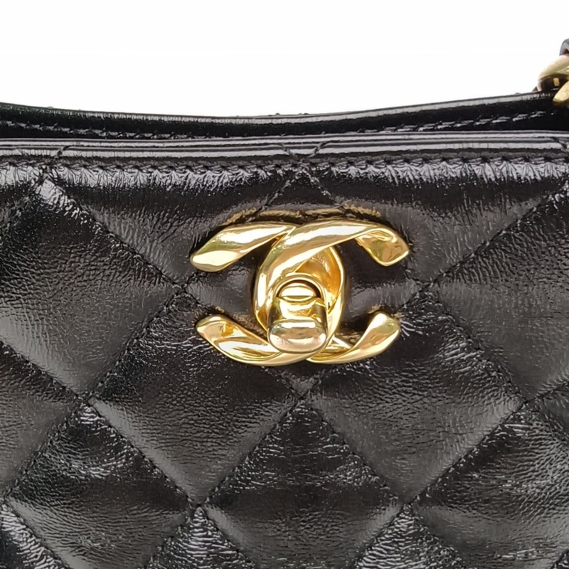 CHANEL 黑色油蠟皮晶片開金扣24B腋下hobo鏈條包-4