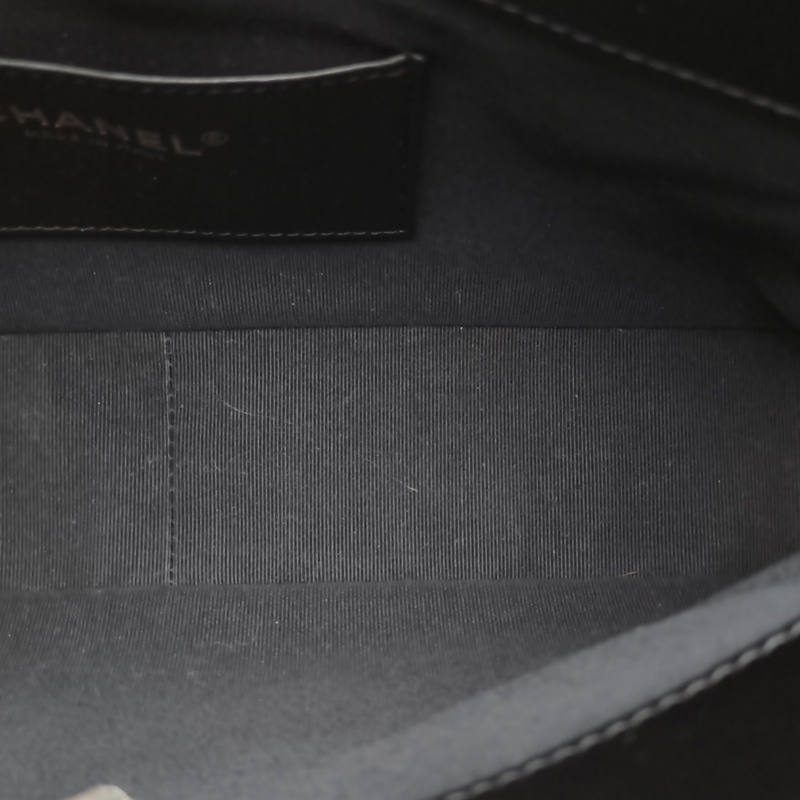 CHANEL 黑色油蠟皮晶片開金扣24B腋下hobo鏈條包-5