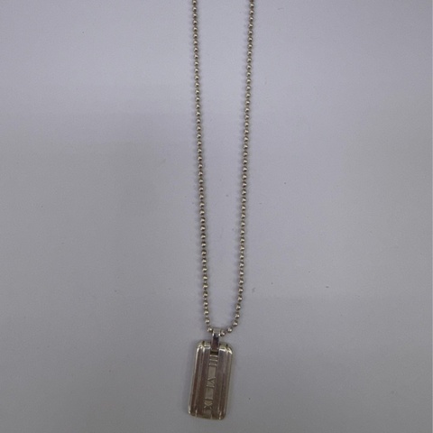 這是一條Tiffany & Co. 的Atlas 系列條牌項鍊。