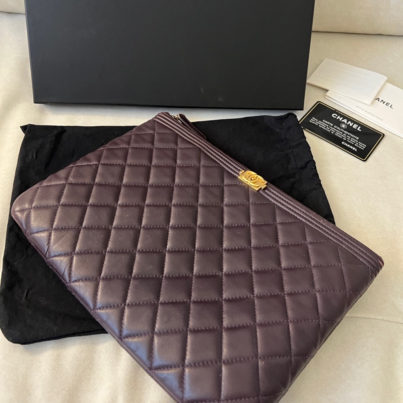 CHANEL  香奈兒 小羊皮紫色金扣手拿包  二手-1