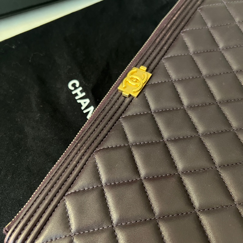 CHANEL  香奈兒 小羊皮紫色金扣手拿包  二手-9