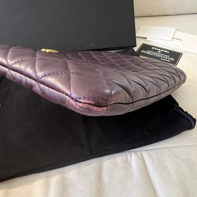 CHANEL  香奈兒 小羊皮紫色金扣手拿包  二手-10