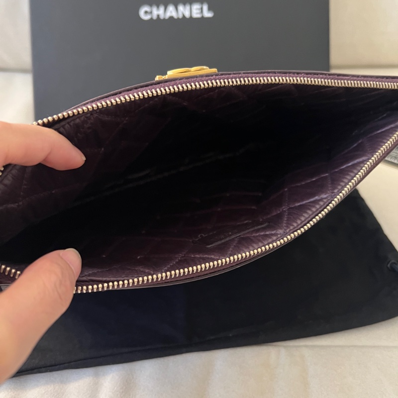 CHANEL  香奈兒 小羊皮紫色金扣手拿包  二手-14