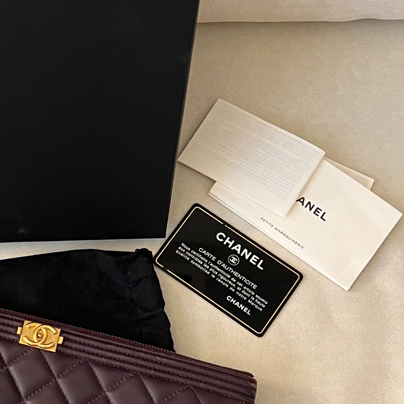 CHANEL  香奈兒 小羊皮紫色金扣手拿包  二手-17