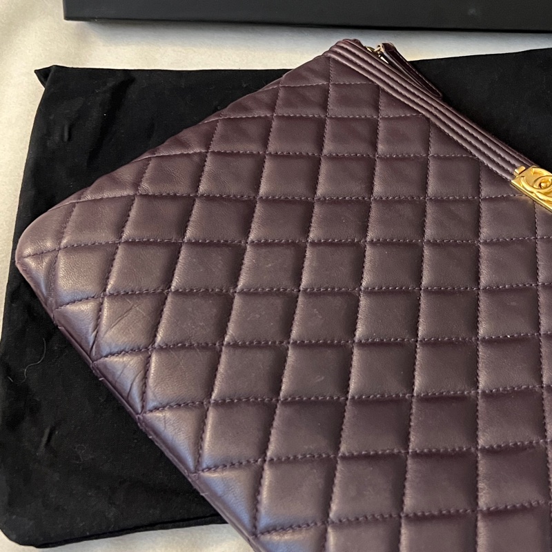 CHANEL  香奈兒 小羊皮紫色金扣手拿包  二手-18