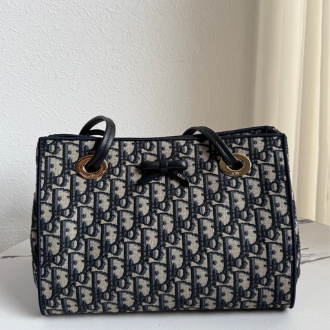 Dior最新款蝴蝶結🎀包款 小號 很好看