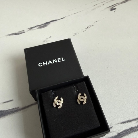 Chanel 超好看低調小鑽😍耳環