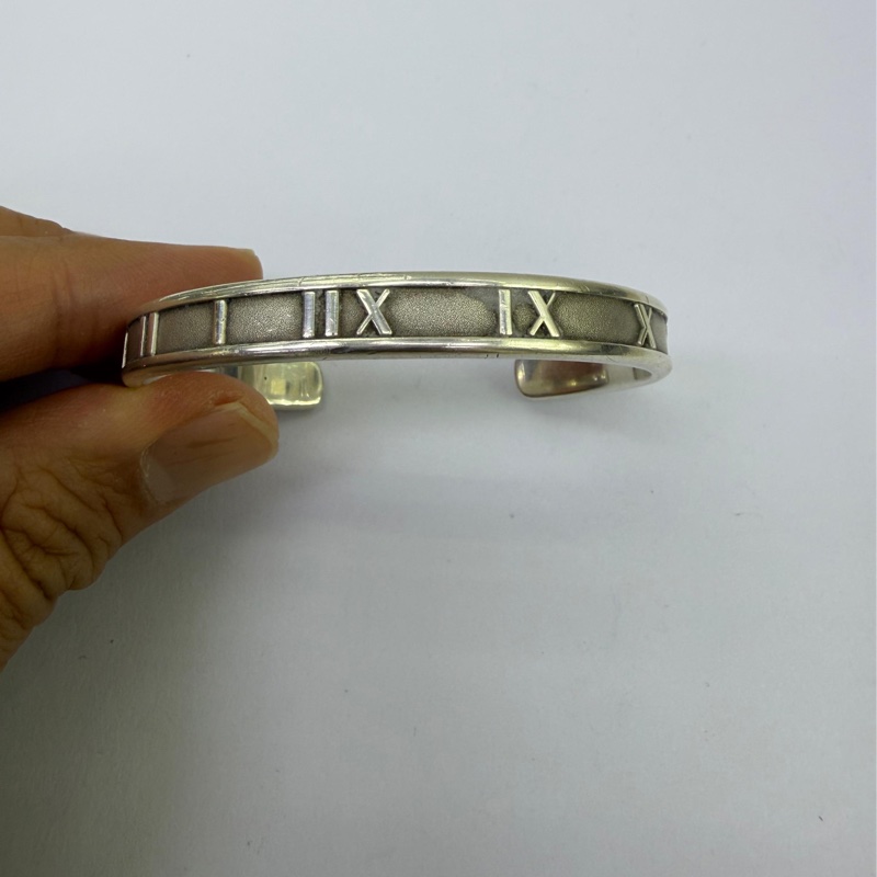 這款手鐲是Tiffany & Co. 的Atlas 系列銀製開口手鐲。-0