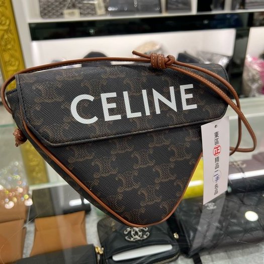 東區正精品㊣CELINE TRIANGLE BAG XF195902BZK 近全新老花凱旋門三角型斜背包 RZ4122-4