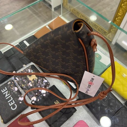 東區正精品㊣CELINE TRIANGLE BAG XF195902BZK 近全新老花凱旋門三角型斜背包 RZ4122-8