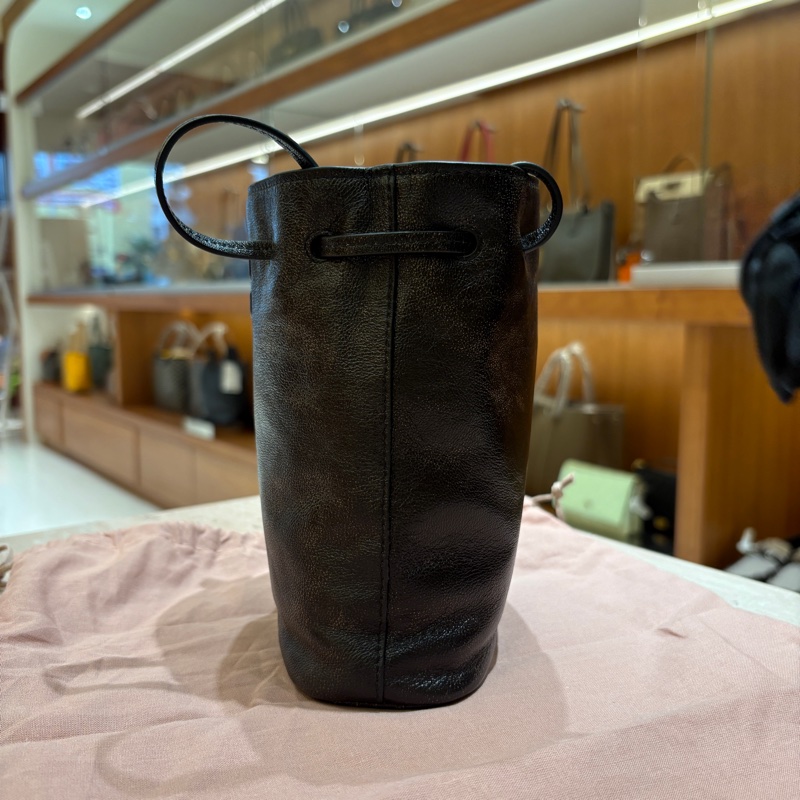 miumiu 做舊咖啡色 小水桶包-3