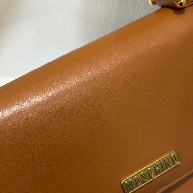 Moschino XO金屬釦棕色手提包 I889-10
