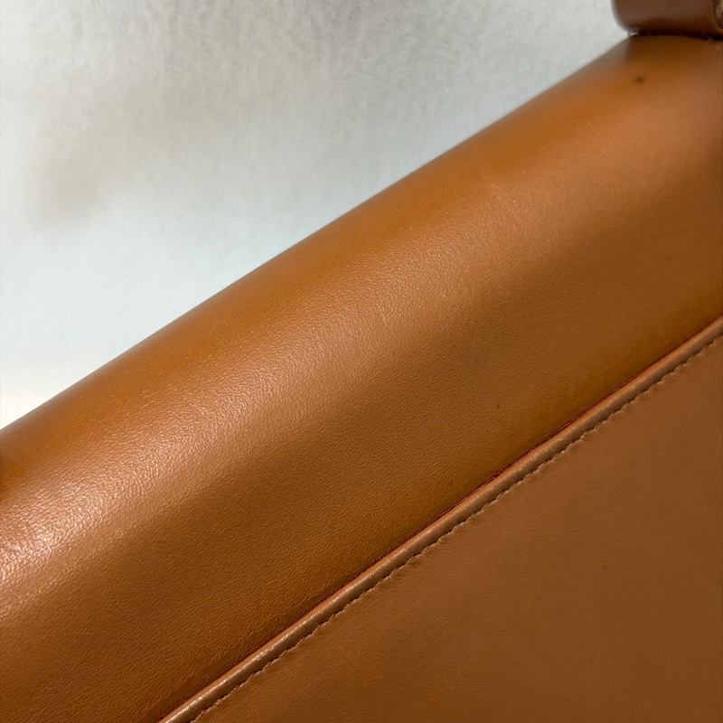 Moschino XO金屬釦棕色手提包 I889-16