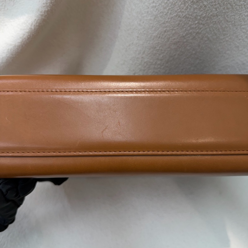 Moschino XO金屬釦棕色手提包 I889-20