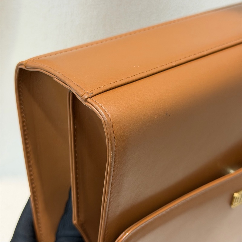 Moschino XO金屬釦棕色手提包 I889-24