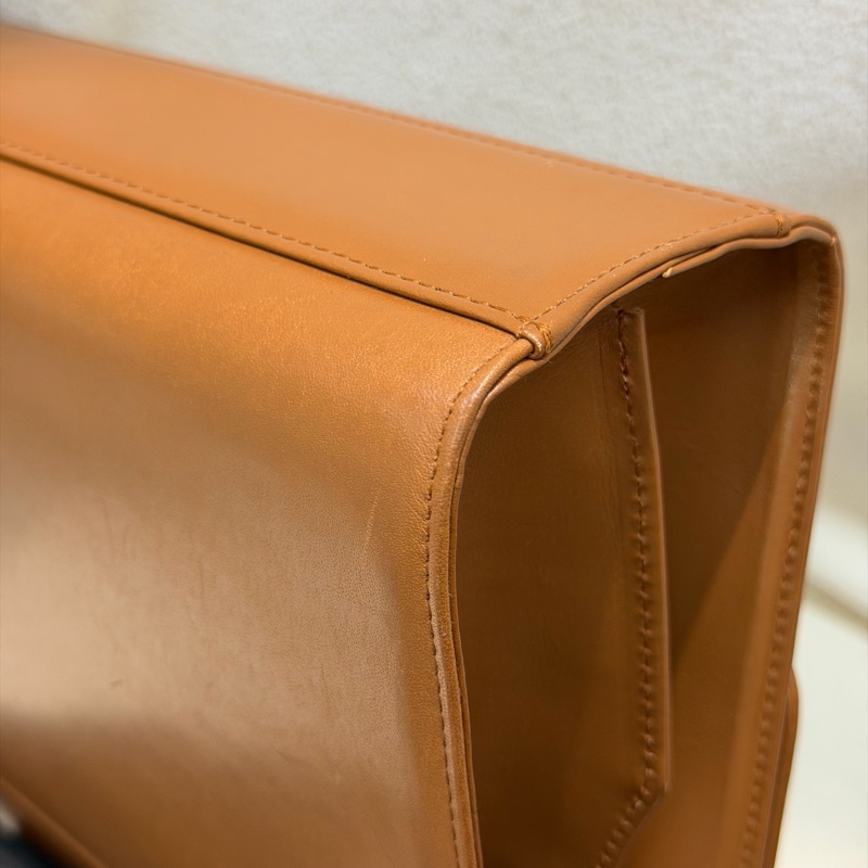 Moschino XO金屬釦棕色手提包 I889-25