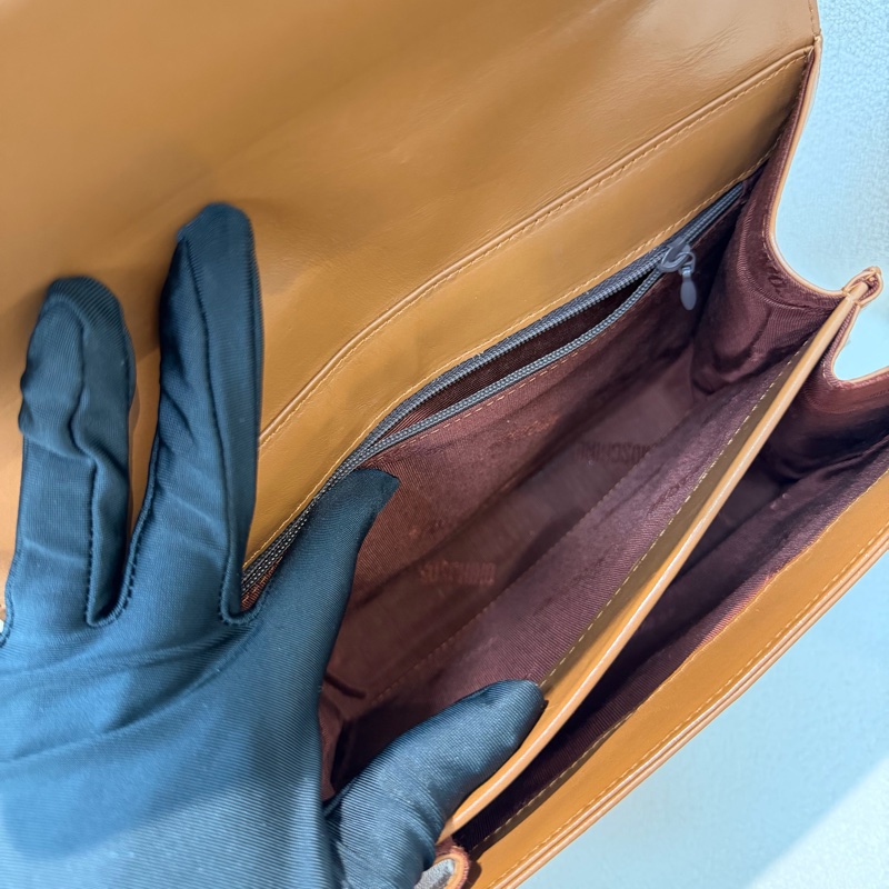 Moschino XO金屬釦棕色手提包 I889-35