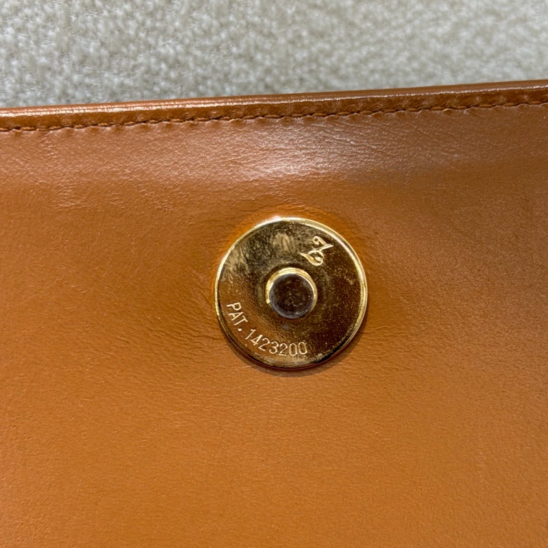 Moschino XO金屬釦棕色手提包 I889-40