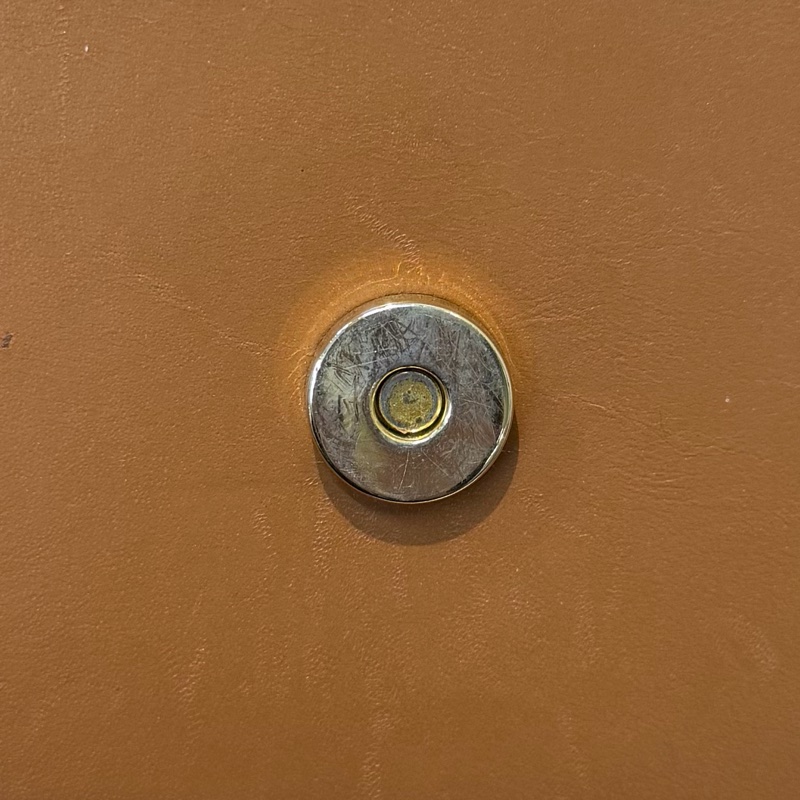 Moschino XO金屬釦棕色手提包 I889-41