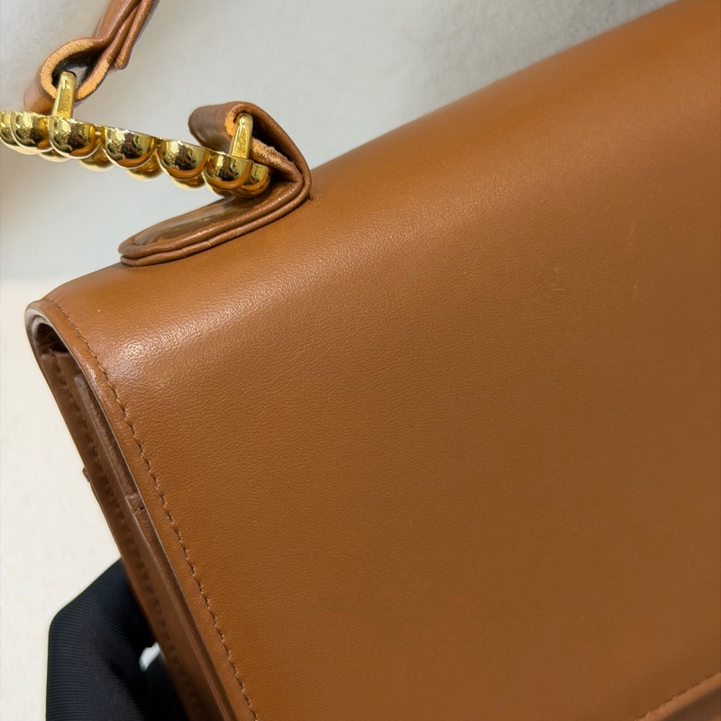 Moschino XO金屬釦棕色手提包 I889-50