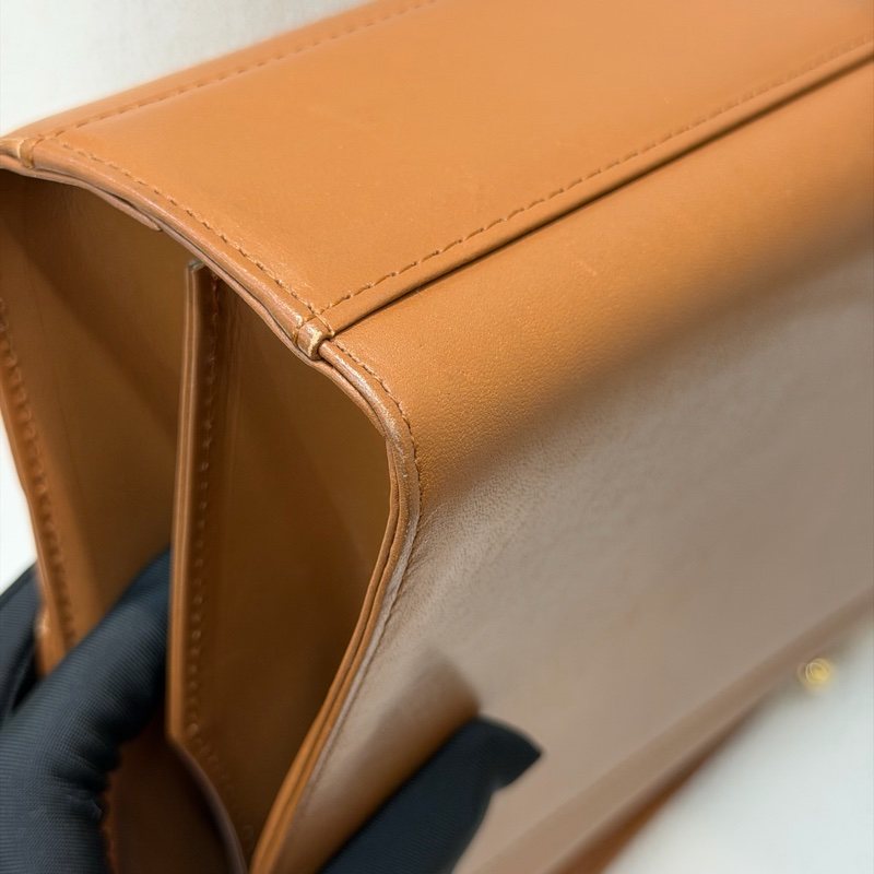 Moschino XO金屬釦棕色手提包 I889-56