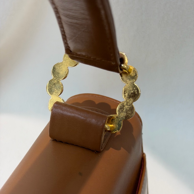 Moschino XO金屬釦棕色手提包 I889-65