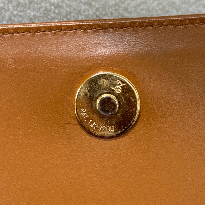 Moschino XO金屬釦棕色手提包 I889-66