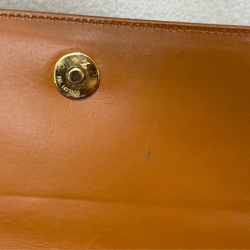 Moschino XO金屬釦棕色手提包 I889-73