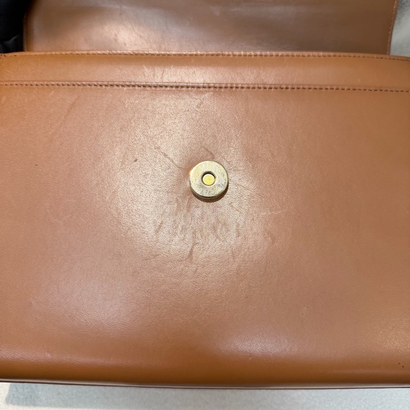 Moschino XO金屬釦棕色手提包 I889-76