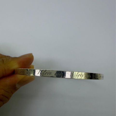 這款手鐲是Tiffany & Co. 的古董Notes 系列手鐲，設計上刻有"I love you" 的字樣。