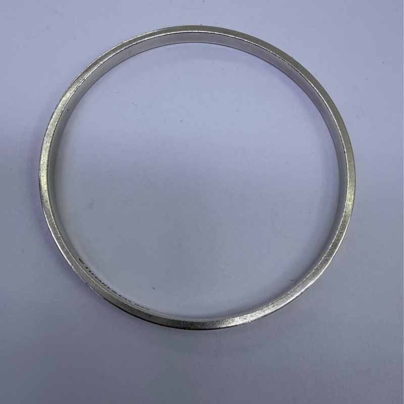 這款手鐲是Tiffany & Co. 的古董Notes 系列手鐲，設計上刻有"I love you" 的字樣。-1