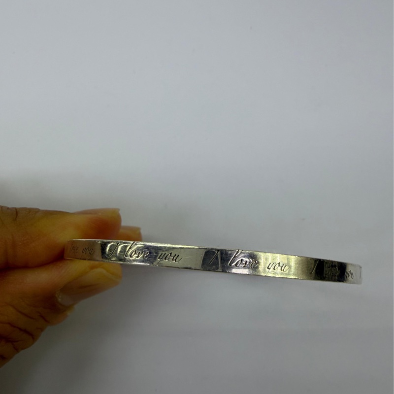 這款手鐲是Tiffany & Co. 的古董Notes 系列手鐲，設計上刻有"I love you" 的字樣。-3