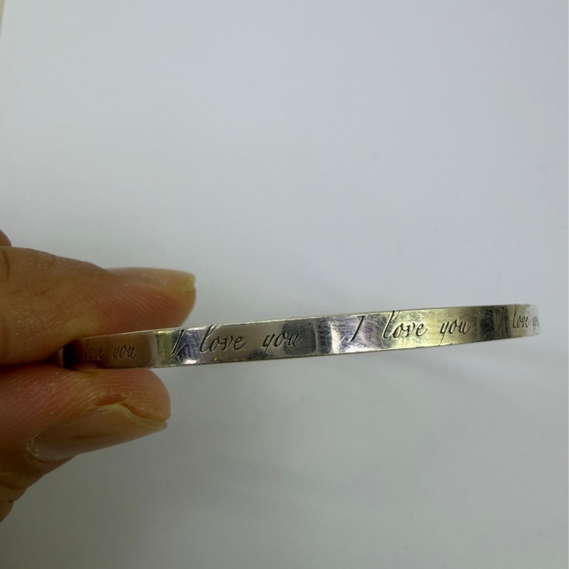 這款手鐲是Tiffany & Co. 的古董Notes 系列手鐲，設計上刻有"I love you" 的字樣。-4