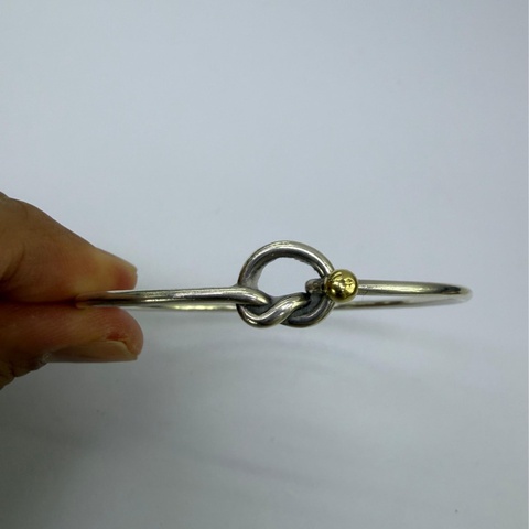 這款手鐲是Tiffany & Co. 的Love Knot Bangle