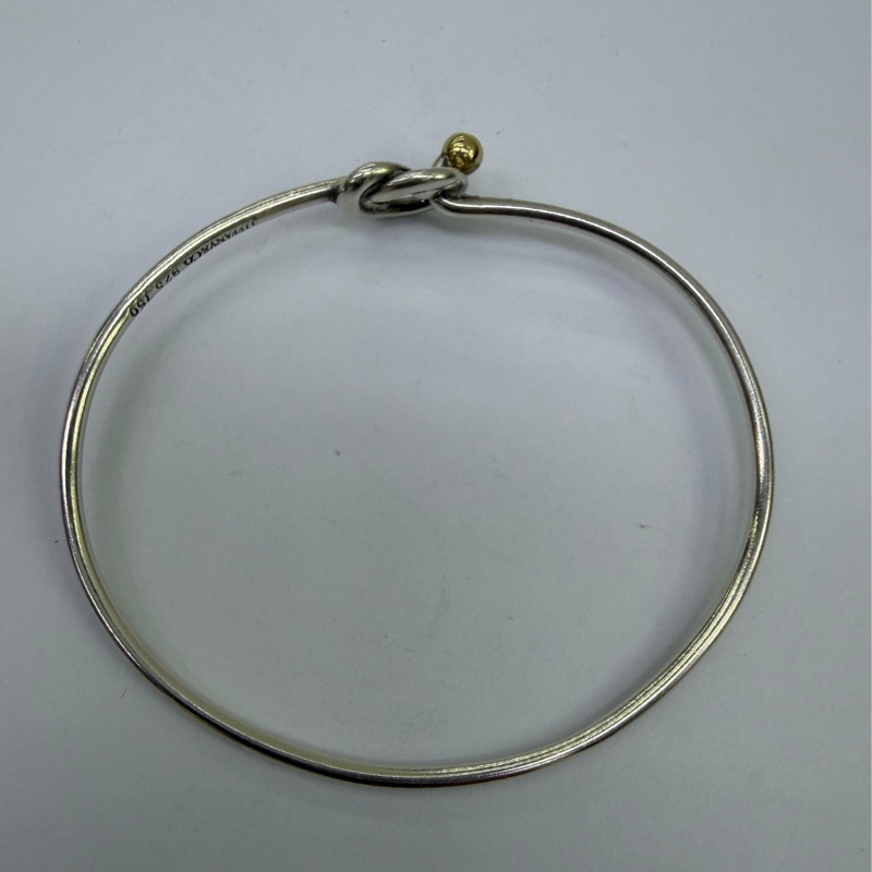 這款手鐲是Tiffany & Co. 的Love Knot Bangle-2