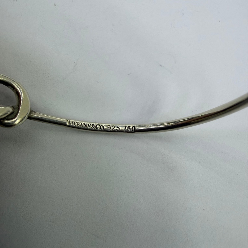 這款手鐲是Tiffany & Co. 的Love Knot Bangle-3