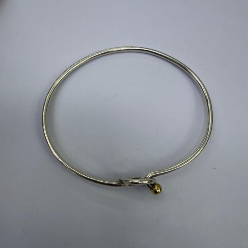 這款手鐲是Tiffany & Co. 的Love Knot Bangle-4