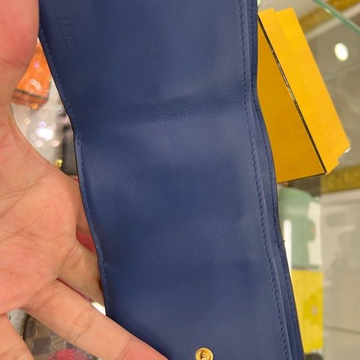 東區正精品㊣FENDI 8M0395 藍色全皮金屬LOGO牛皮三折小短夾 RA1554-3