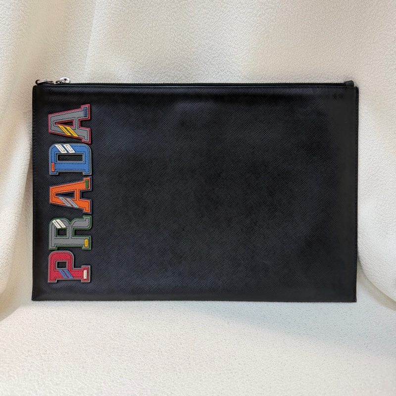 Prada Saffiano Clutch 彩字黑色十字紋牛皮手拿包 XA063-0