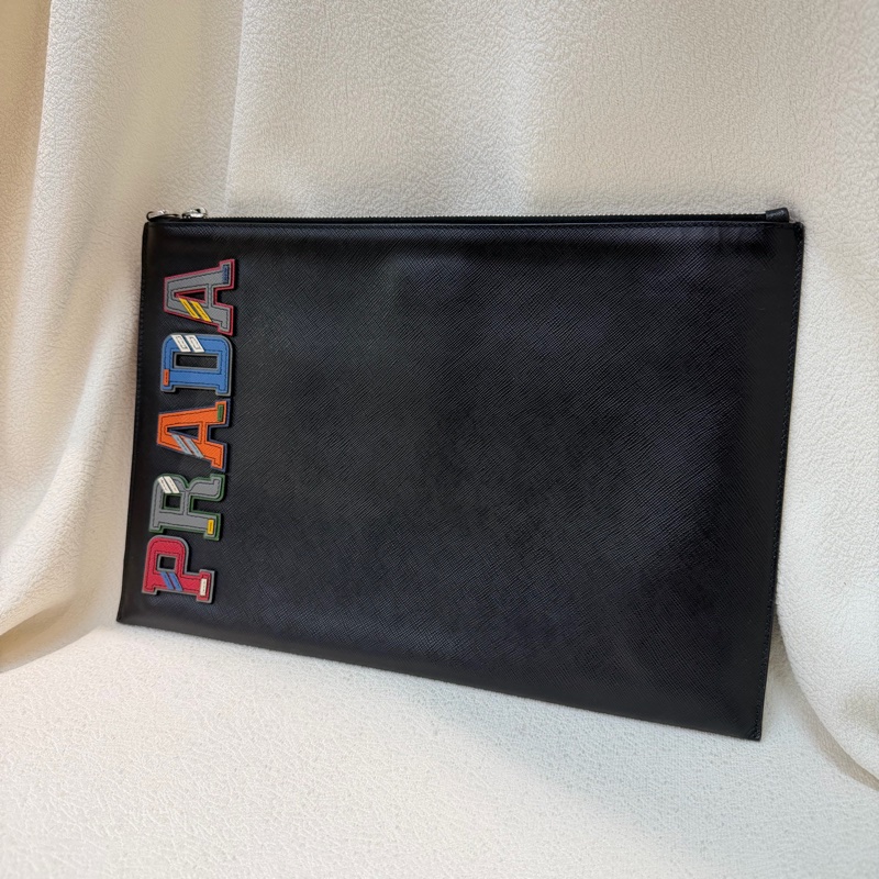 Prada Saffiano Clutch 彩字黑色十字紋牛皮手拿包 XA063-1