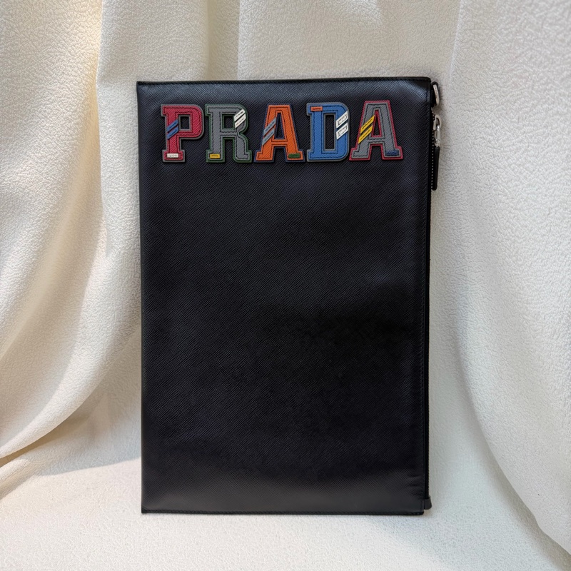 Prada Saffiano Clutch 彩字黑色十字紋牛皮手拿包 XA063-2