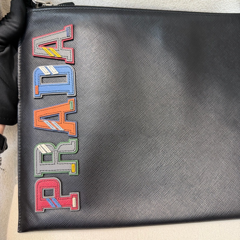 Prada Saffiano Clutch 彩字黑色十字紋牛皮手拿包 XA063-6