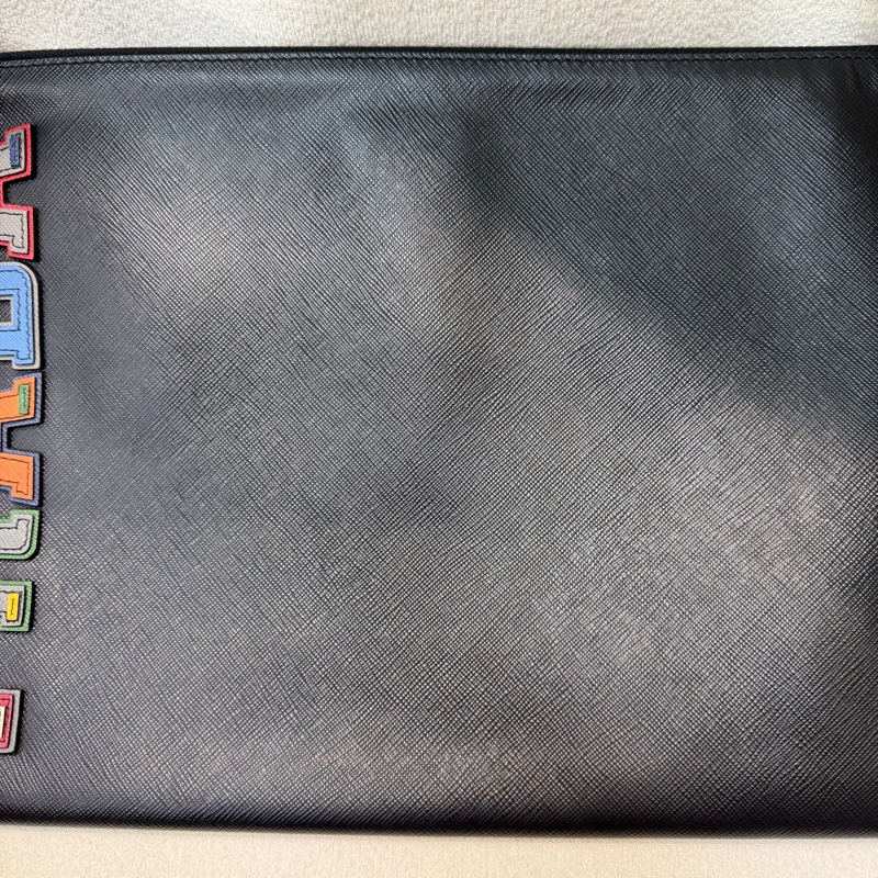 Prada Saffiano Clutch 彩字黑色十字紋牛皮手拿包 XA063-7